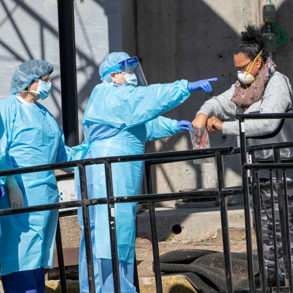 TESTET: En kvinne i New York blir testet for covid-19. Sykehus i USA venter en flom av pasienter.