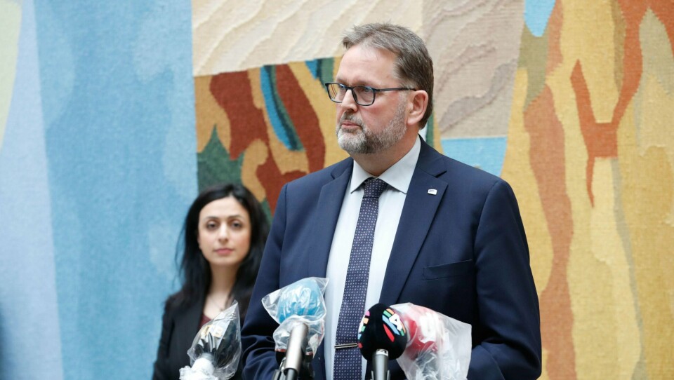 MER: Stortinget kommer med mer hjelp i korona-krisen. Flertallet er enig om nye tiltak. Bildet er fra en pressekonferanse torsdag formiddag. Svein Harberg fra Høyre står sammen med Hadia Tajik i Arbeiderpartiet.