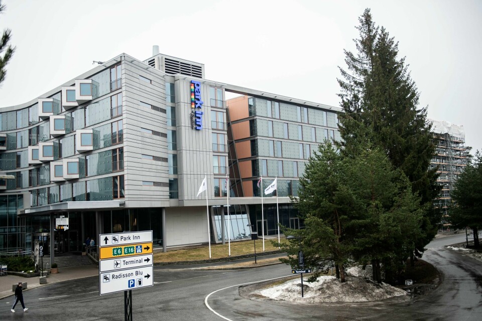 UENIGE: Flere er uenige i regelen om at de må være i karantene på hotell. Det gjør at flere har reist derifra før de egentlig har lov.