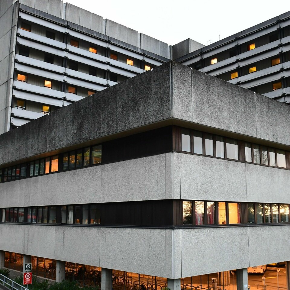 BERGEN: Ett barn får intensiv-behandling ved Haukeland universitets-sjukehus i Bergen. Barnet er smittet med korona.