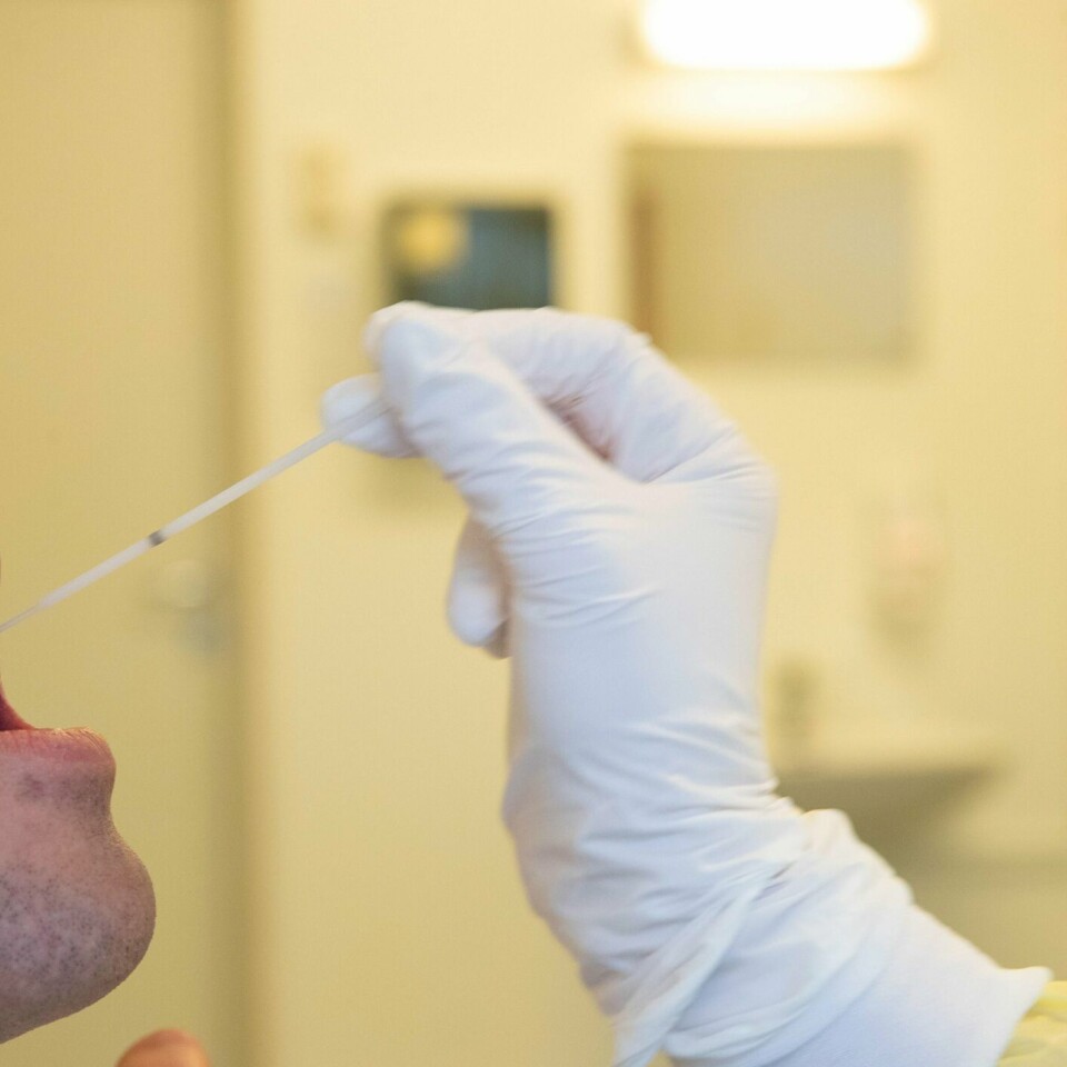 TEST: En mann blir testet for korona-virus.
