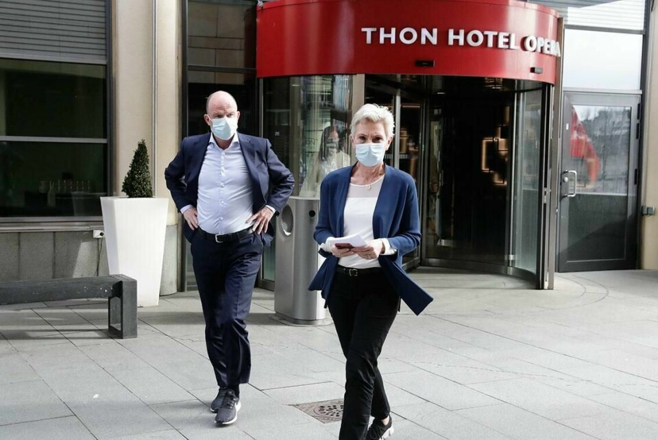 MEKLING: NHO-sjef Ole Erik Almlid og fungerende LO-leder Peggy Hessen Følsvik forhandler om lønn. Det er mekling i lønns-oppgjøret.