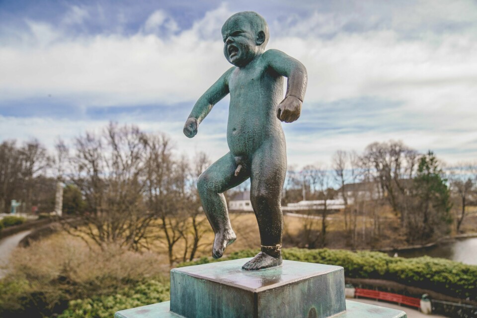 TILBAKE: Sinnataggen er tilbake på plassen sin. Skulpturen skal være i like god behold som før noen gjorde hærverk på den.