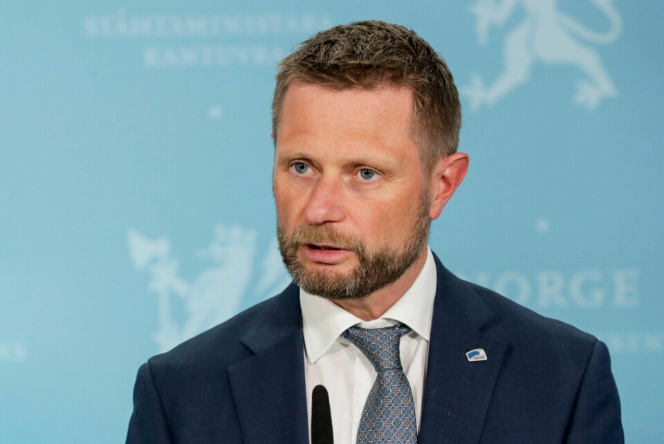 INFORMASJON: Regjeringen har fått anbefaling fra FHI om at AstraZeneca-vaksinen må ut av bruk. Men regjeringen ønsker å vite mer før de vil bestemme seg, sa heleminister Bent Høie.