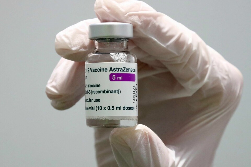 FORTSETT: EMA mener land i Europa bør fortsette å bruke vaksinen fra AstraZeneca. Det er en større fordel enn risiko ved vaksinen, sier de.
