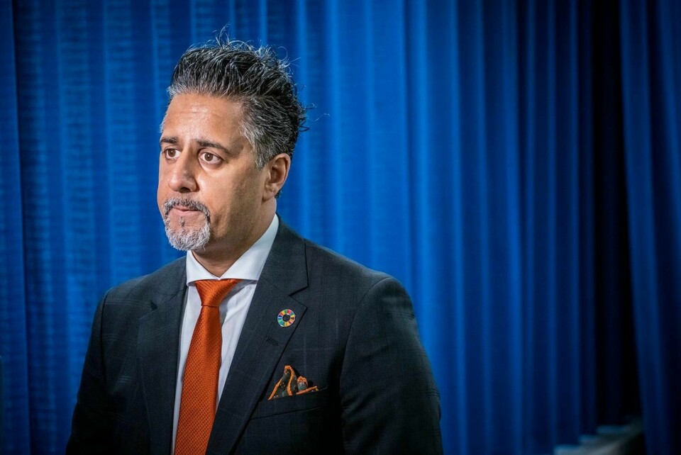 DØDE: Moren til statsråd Abid Raja døde av korona. Nå ber han alle om å vaksinere seg.