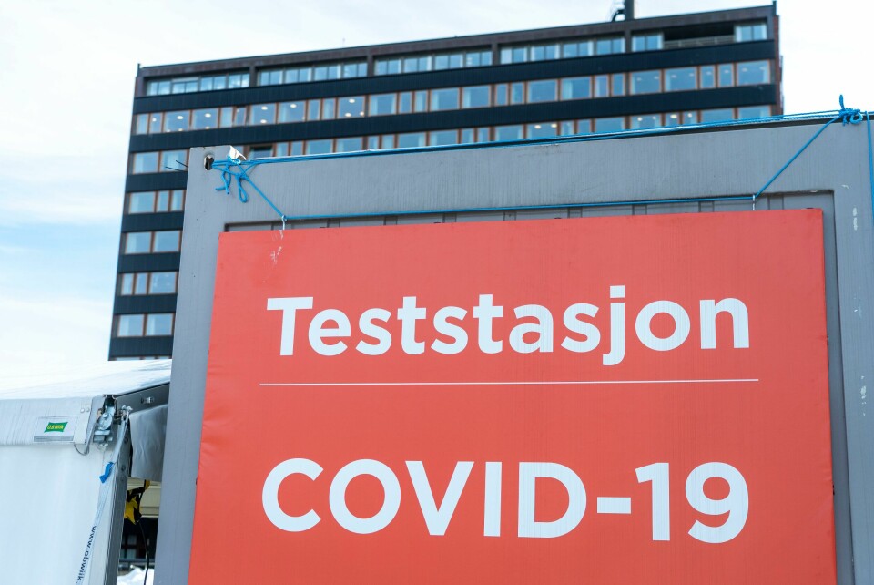 KORONA: To personer som er døde, ville ikke teste seg for korona-viruset. Det ble oppdaget at de var smittet etter at de var døde. Bildet viser et skilt med teststasjon for korona. I bakgrunnen er et bygg på Universitet i Oslo.