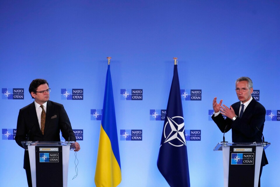 AVGJØRENDE: Ukrainas president mener at bare Nato kan stanse krigen i Øst-Ukraina. Her er Ukrainas utenriksminister Dmytro Kuleba og Nato-sjef Jens Stoltenberg.