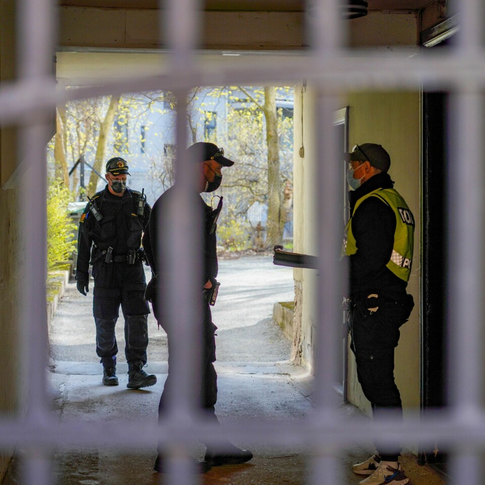 ÅSTEDET: Politiet har arrestert og siktet en mann i 30 årene for drapet på Frogner onsdag morgen. De etterforsker på åstedet og hjemme hos den siktede og den drepte kvinnen.