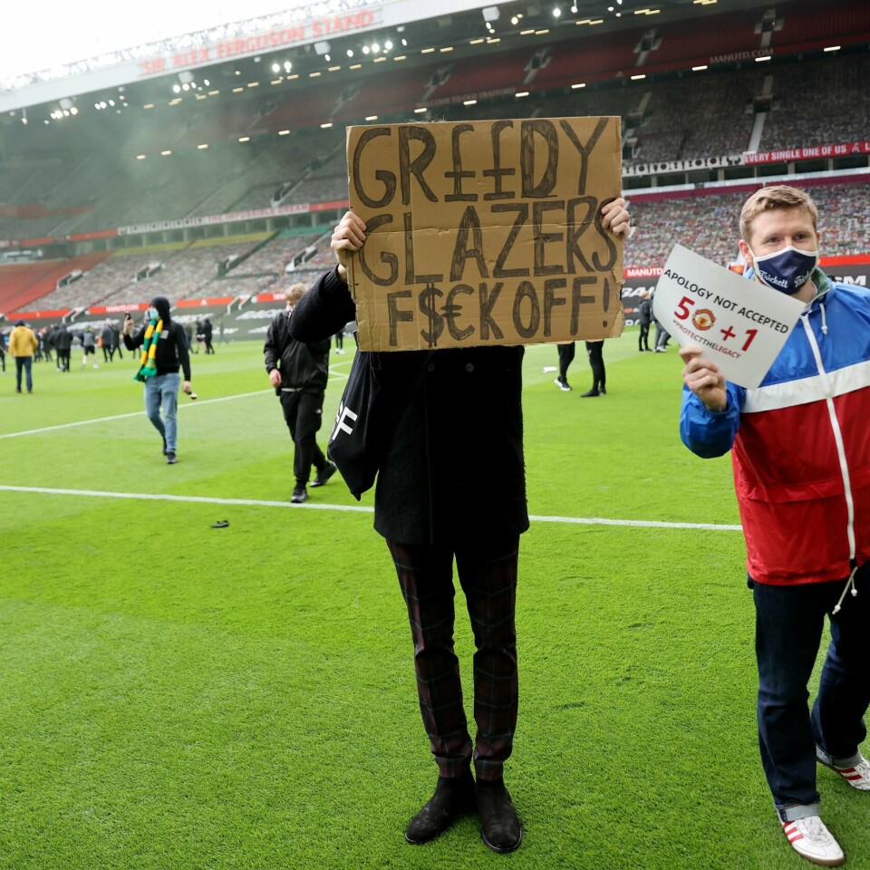 SINTE: Folk som heier på fotballaget Manchester United er sinte. De vil at klubben skal få nye eiere.