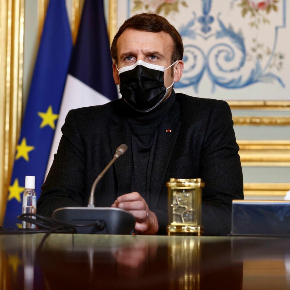 PRESIDENT: Emmanuel Macron er president i Frankrike. Militære har skrevet brev til ham. De mener det kan bli borgerkrig i landet.