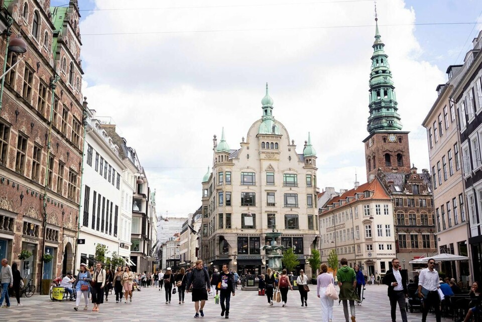 ÅPNER: Danskene kan gå på bar og restaurant. Barna får komme tilbake på skolen. Men festivalsommeren blir avlyst.