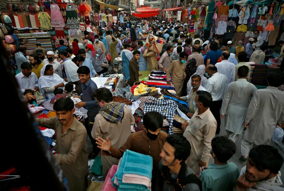 TETT I TETT: Folk på handletur i et marked i Rawalpindi foran id. De fleste dropper munnbind og holder ikke avstand. Foto: