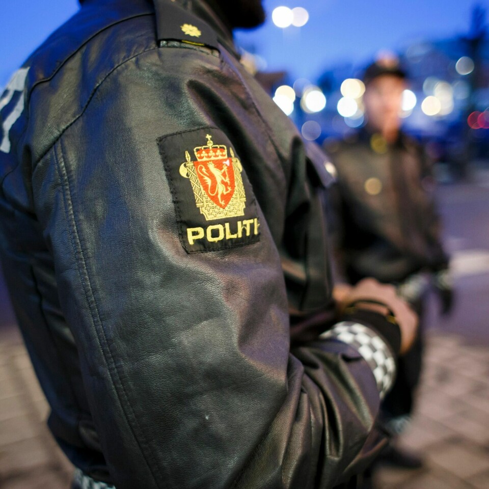 ETTERFORSKER: Politiet vil fortsette å etterforske drapet i Halden. En kvinne skal ha drept sin egen bror mandag kveld.