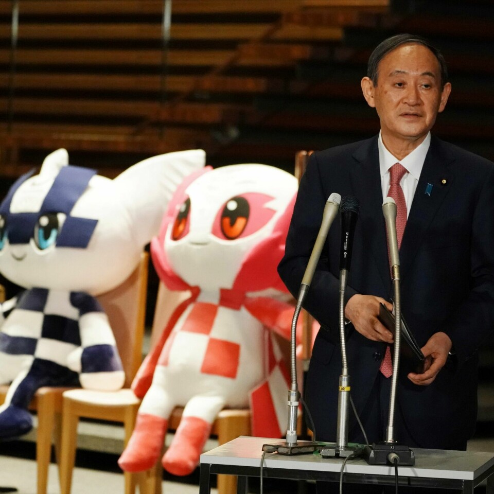 KRISE: Statsminister Yoshihide Suga erklærte krise i Japan. Sykehus fylles opp. Nå stenger flere byer.