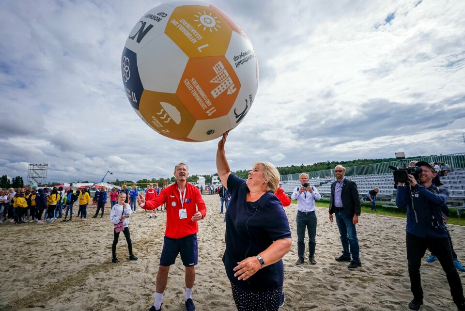 HÅPER: Generalsekretær i Norway Cup håper de slipper å avlyse årets turnering. Her leker han med en ball sammen med statsminister Erna Solberg i 2019.