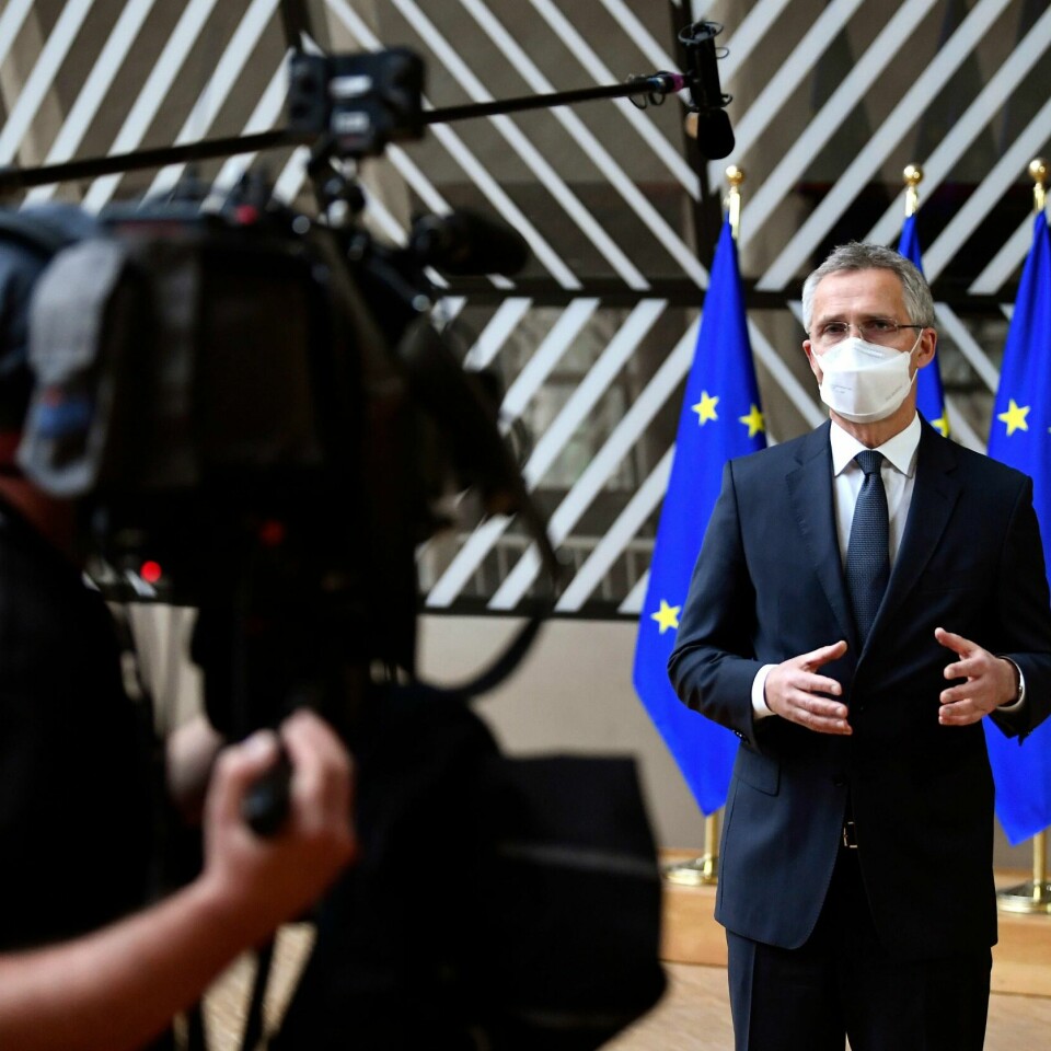 VET: Nato vet godt at det er mange soldater fra Russland ved grensa til Ukraina, sier Stoltenberg.