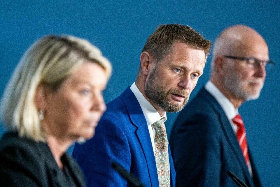 FORKLARER: Monica Mæland, Bent Høie og Bjørn Guldvog på pressekonferanse om korona-situasjonen onsdag.