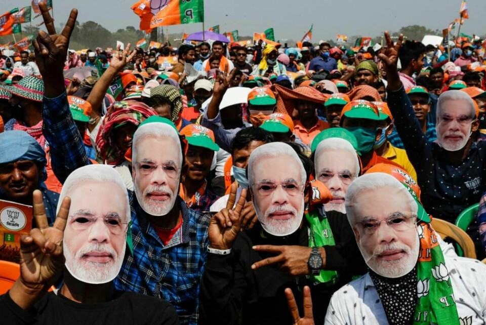 VALGMØTE: Mange kritiserer statsminister Narendra Modi. Her er tilhengerne hans samlet til et valgmøte i mars i år. De har på masker med ansiktet hans.