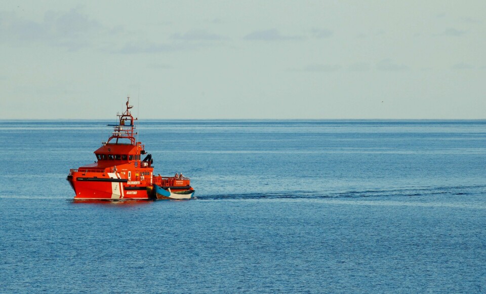 SLEP: Sjørednings-tjenesten i Spania slepte en båt i land på øya Tenerife onsdag. Om bord var det 24 døde migranter. Tre andre ble mandag hentet ut med helikopter,