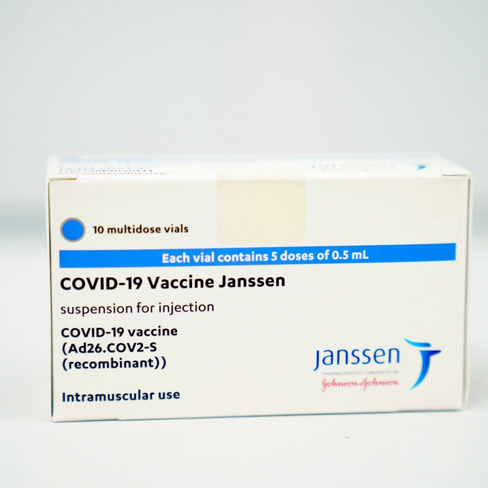FRARÅDES: Korona-vaksinene fra Janssen og AstraZeneca bør droppes fra vaksine-programmet. Det mener et utvalg av eksperter.