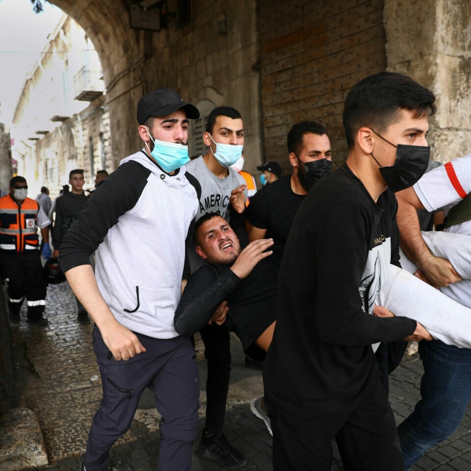 OPPTØYER: Folk demonstrerer i Jerusalem. Det er konflikt mellom palestinere og politiet der. Flere hundre mennesker er skadd.