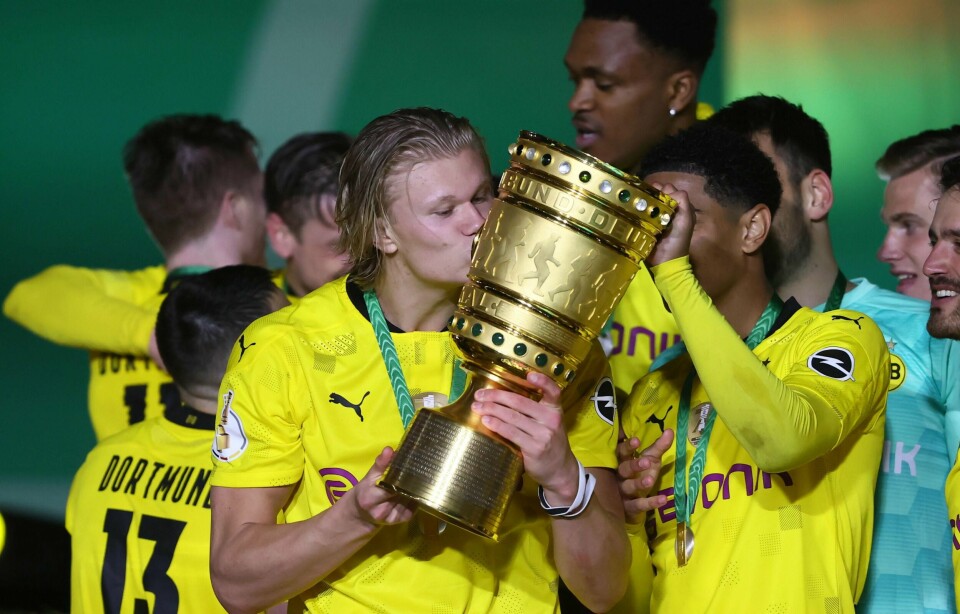 CUPFINALE: Erling Braut Haaland kysser troféet etter å ha vunnet cupfinalen mot Leipzig.