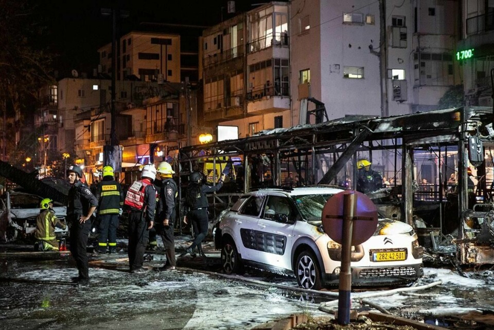 RAKETTER: Brannvesenet i byen Holon utenfor Tel Aviv jobber etter at raketter ble skutt fra Gaza. Det skjedde natt til onsdag.