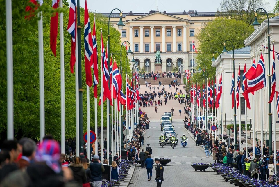 TOMME: Karl Johans gate i Oslo var uten barnetog 17. mai 2020. Slik blir det i 2021 også. Årsaken er korona-viruset. I fjor kjørte kong Harald, dronning Sonja, kronprins Haakon, kronprinsesse Mette-Marit nedover gaten på nasjonaldagen.