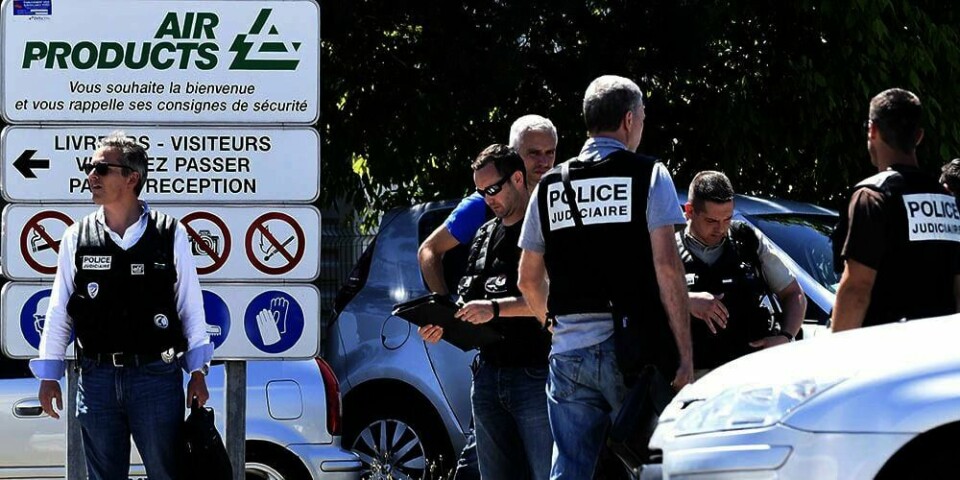 ANGREP: : Fransk politi utenfor en fabrikk nær Lyon i Frankrike. Her angrep minst en mann fabriken tidligere fredag. Det er også funnet en halshugget person utenfor.