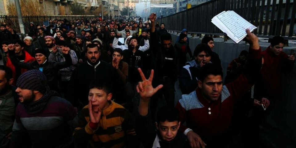 RETTIGHETER:  Folk i Aleppo i Syria protesterer mot islamistiske opprørsgrupper. Nesten 300 mennesker er drept i kamper i landet på under en uke.