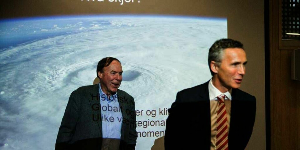 VARMERE:Det vil bli flere varme vintre i framtiden. Det sier en ekspert. Jens Stoltenberg (til høyre) tror det er mulig å hindre at klimaet endrer seg for mye.