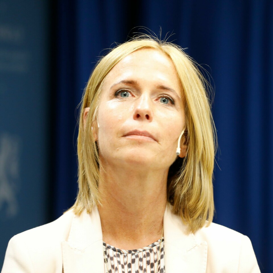 Hvert femte barn eller ungdom blir avvist i barne- og ungdomspsykiatrien. Inga Bejer Engh mener det skjer fordi flere barn blir sendt dit i mangel på andre tilbud. Bildet er av barneombud Inga Bejer Engh. Hun står foran en mørkeblå vegg. Hun har på en lys jakke, og har lyst hår.