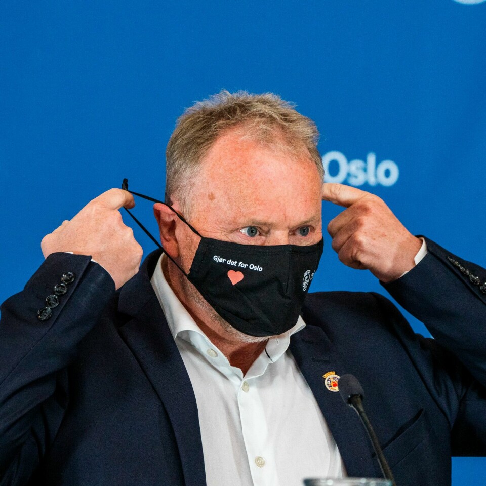 MUNNBIND: Folk i Oslo må fortsatt bruke munnbind en god stund til. Det sier byrådsleder Raymond Johansen. Bildet viser byrådsleder Raymond Johansen med munnbind.