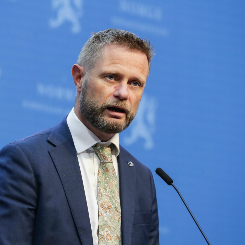 LEGEN: Det er legen som skal få si ja eller nei til om folk får Janssen-vaksinen mot korona. Men de må si ja eller nei etter reglene til myndighetene. Bildet er av helseminister Bent Høie. Han står foran en blå vegg og bak en mikrofon.