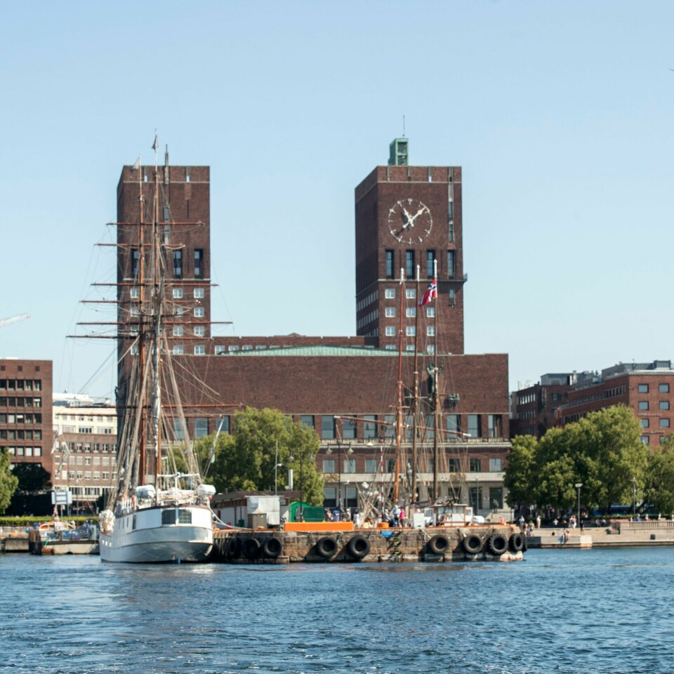 OSLO: Onsdag kan flere personer samles i Oslo. Da gjelder de nasjonale reglene i hovedstaden. Oslo rådhus sett fra sjøen i Oslo. Illustrasjonsfoto: Terje Bendiksby / NTB