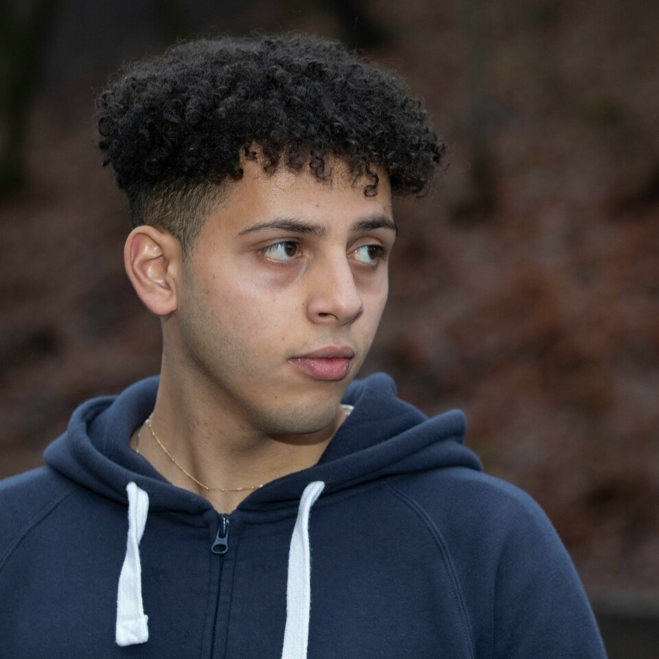 FRIST: Mustafa Hasan har fått frist fram til 1. juli. Da må han ha reist ut fra Norge. Nå håper han at en domstol vil slette vedtaket. Bildet er av Mustafa Hasan. Han har på en mørkeblå hettegenser og ser mot høyre i bildet. Han har kortklipt hår, og kortere på siden.