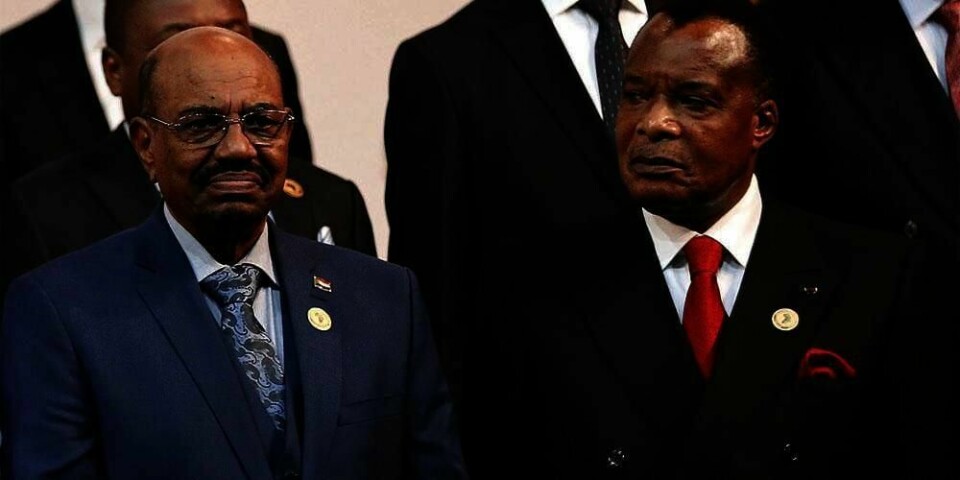 REIST: President Omar al-Bashir i Sudan (til venstre) er tiltalt blant annet for folkemord. Han var på møte i Sør-Afrika i helga. Der kunne han bli arrestert, men han skal nå ha forlatt landet.