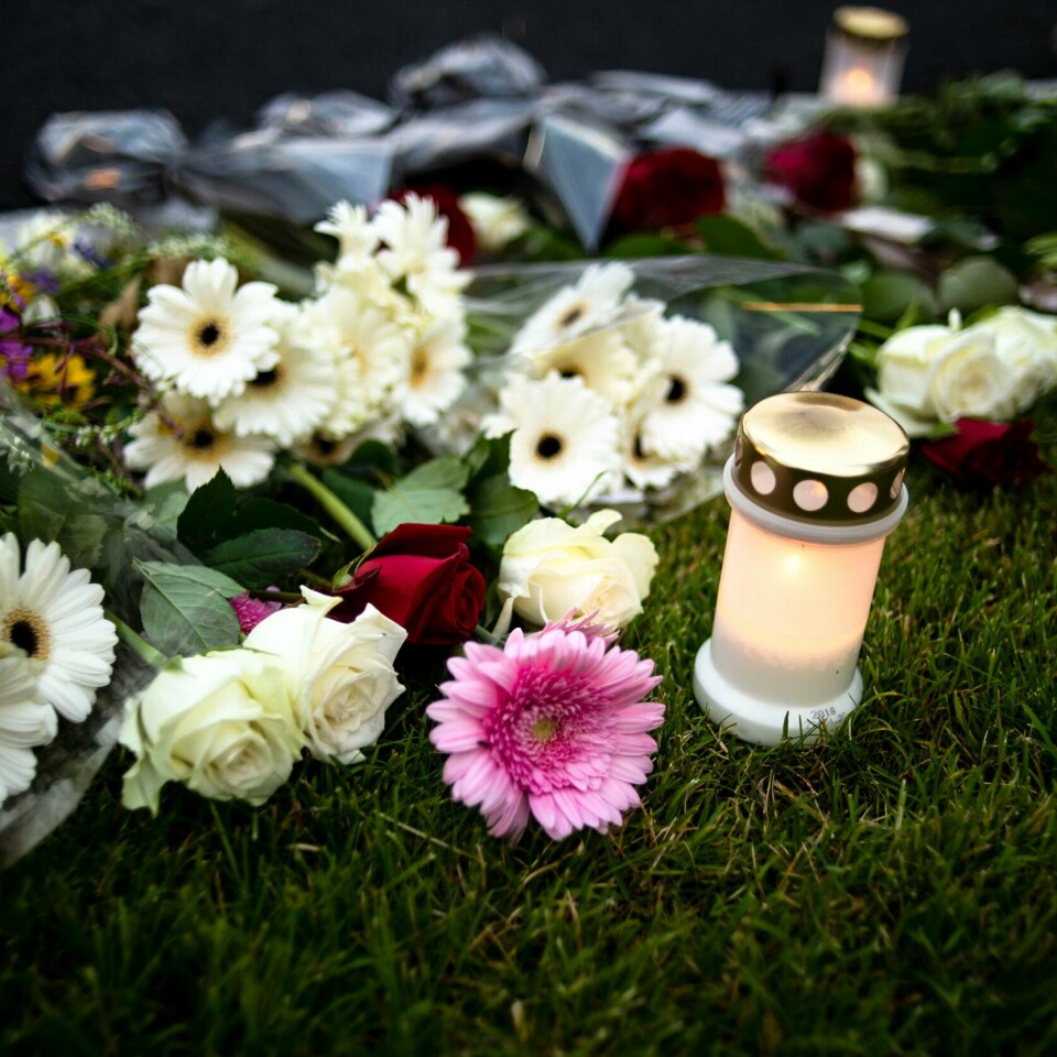 DREPT: Lys og blomster ble satt opp for de to barna som ble funnet drept i Lørenskog i fjor sommer. Bildet viser lys og blomster som ble satt opp for de to barna som ble funnet drept i Lørenskog 19. juli 2020.