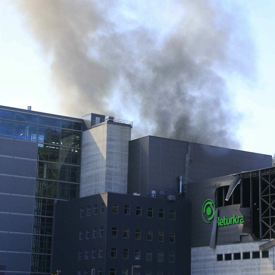 Ett år etter at det var brann på anlegget, eksploderte det i en tømmehall. Fire personer er skadd. Det kommer røyk opp fra taket og ut av veggen på et gjenvinningsanlegg. Veggen er også slått ut.