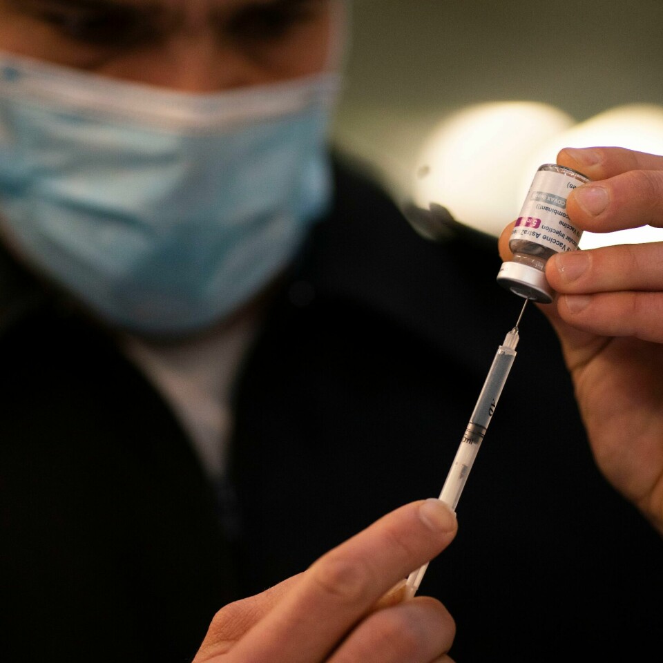 Har du tatt vaksine i utlandet og den er godkjent av det europeiske legemiddel-byrået? Nå skal du ha muligheten til å etter-registrere vaksinen du har tatt. Folk som er vaksinert i utlandet, kan nå etterregistrere vaksinasjon i norske systemer og slippe innreisekarantene. Illustrasjonsfoto: Victor R. Caivano, AP / NTB