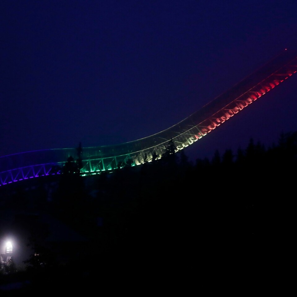 De første pride-feiringene i Norge startet tidlig på 1980-tallet. Selve feiringen startet som en minnemarkering. Personer som jobbet på baren Stonewall i New York hadde blitt trakassert av politiet i lang tid. Flere av de som jobbet i baren var skeive. Dette skjedde den 28. juni 1969. Holmenkollbakken opplyses i regnbuens farger i forbindelse med årets Pride-festival. Foto: Berit Roald / NTB