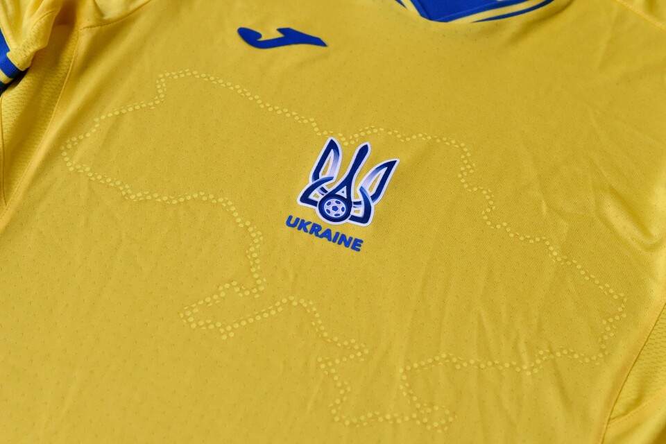 Søndag viste Ukraina frem hvilke fotballdrakter de skal bruke under mesterskapet. På drakten ser vi Ukrainas landegrenser. De får kritikk fra Russland for å ha tatt med Krim-halvøya, som er styrt av russiske styrker. Gul fotballdrakt til landslaget Ukraina.
