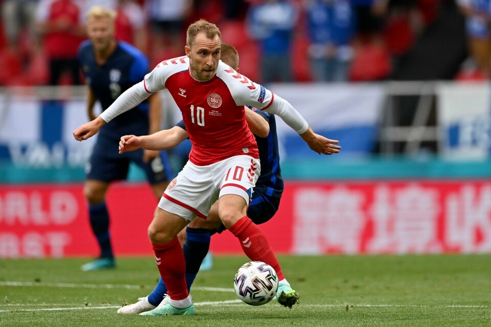 Christian Eriksen kollapset på banen. Hjertet hans stoppet, men med god hjelp fra helse-personell kom han til live igjen. Dette skjedde under Danmarks første kamp i europa-mesterskapet. Christian Eriksen i kampen mot Finland før han kollapset av en hjertestans. Foto: Stuart Franklin / Pool via AP / NTB
