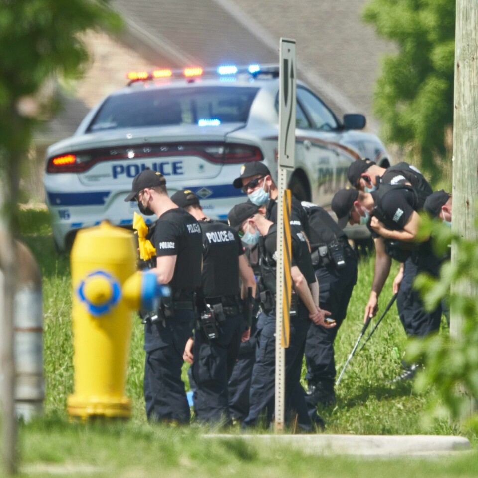 DRAP: Politiet har siktet en mann for drap på fire personer i en familie. Han er også siktet for et forsøk på drap. Politiet etterforsker om han også skal bli siktet for terror. Bildet er av politi i Canada. De undersøker åstedet der en familie ble påkjørt av en mann i pickup.