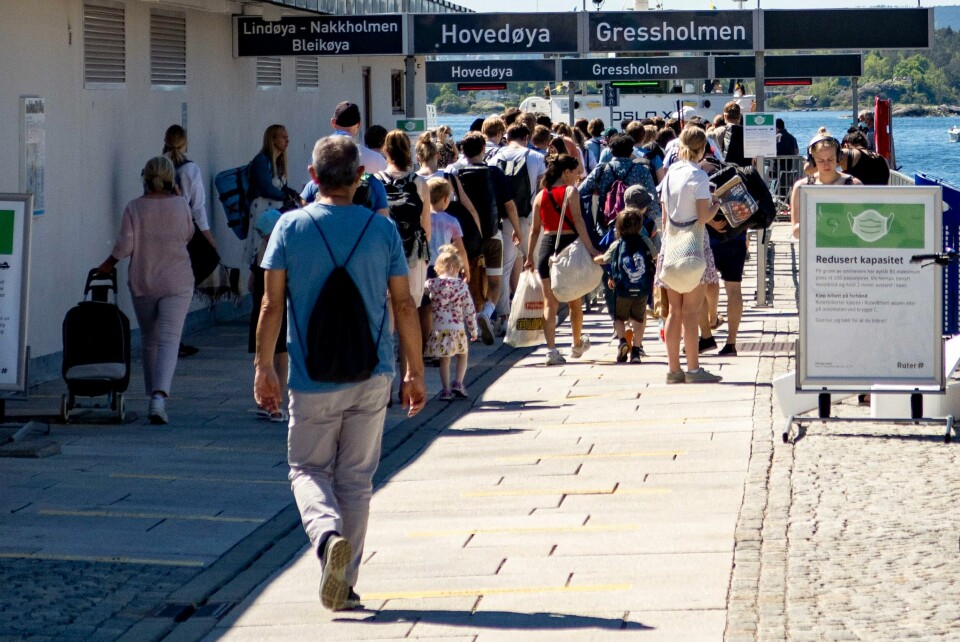 Oslo har vært nedstengt lenge. 26. mai ble kafeer, restauranter og barer åpnet. Det fører til at folket i Oslo blir mer aktive utendørs. Folk i kø for å komme med båtene som går mellom Aker Brygge og øyene i Oslofjorden. De siste ukene har aktiviteten i Oslo vært like høy som før pandemien, og enkelte steder, blant dem øyene i Oslofjorden, har den vært langt høyere. Foto: Paul Kleiven / NTB