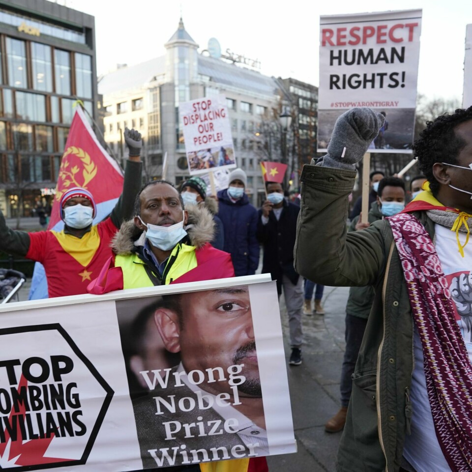 Det har lenge vært demonstrasjoner mot presidenten i Etiopia. Han har sendt militære styrker til Tigray-regionen tidligere. Og nå skal det ha vært et luftangrep på et marked. Det er ikke bekreftet hvem som står bak angrepet. Statsminister Abiy Ahmed har høstet massiv internasjonal kritikk for sin krigføring i Etiopias Tigray-region. Her fra en demonstrasjon i Oslo i november. Foto: Heiko Junge / NTB