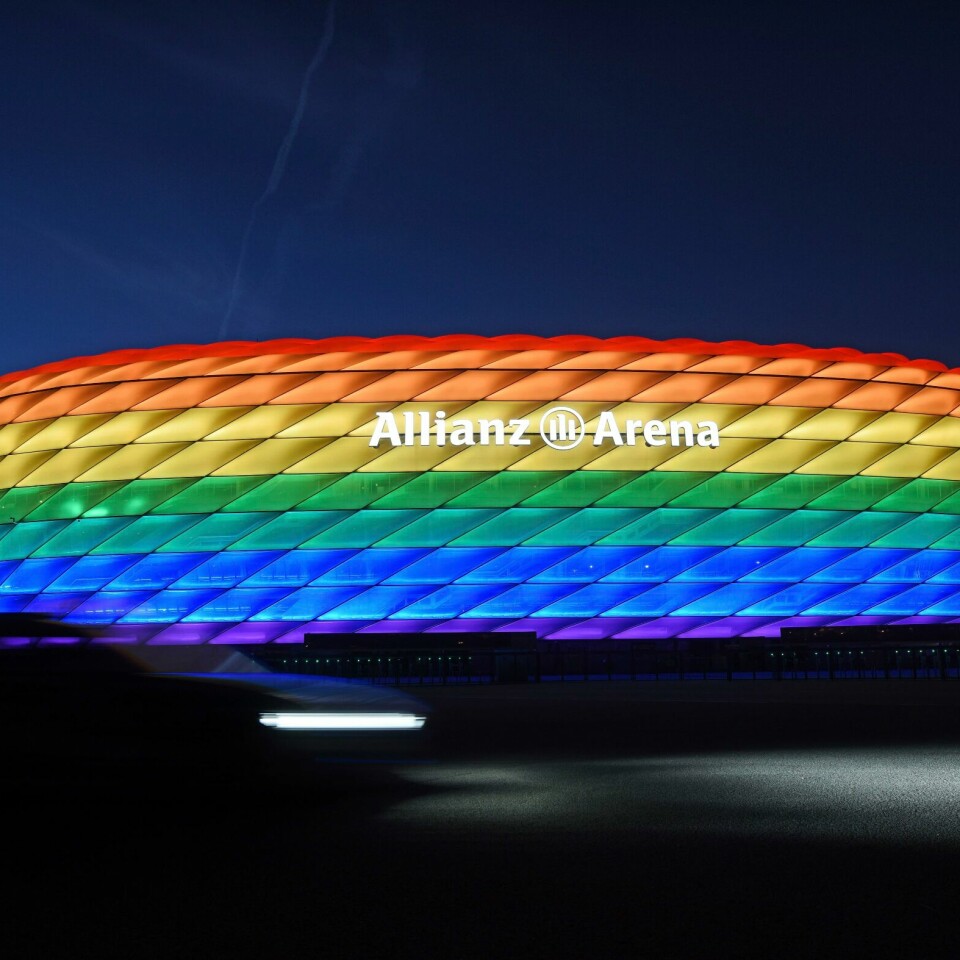 Slik skulle fotball-stadionet Allianz Arena sett ut onsdag kveld. Tyskland møter Ungarn under europa-mesterskapet i fotball. Slik var stadion i München lyst opp i juli 2016. Slik blir det ikke når Tyskland møter Ungarn onsdag kveld, etter at Uefa nedla forbud. Foto: Tobias Hase / DPA via AP / NTB.