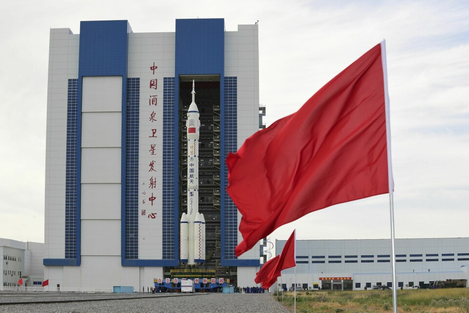 De tre astronautene reiser torsdag morgen. Det ligger mye prestisje i en slik reise. Og dette betyr mye for Kina. Bæreraketten Den lange marsjen 2F skal føre romkapselen Shenzhou-12 og de tre taikonautene ut i verdensrommet. Arkivfoto: Wang Jiangbo / Xinhua / AP / NTB