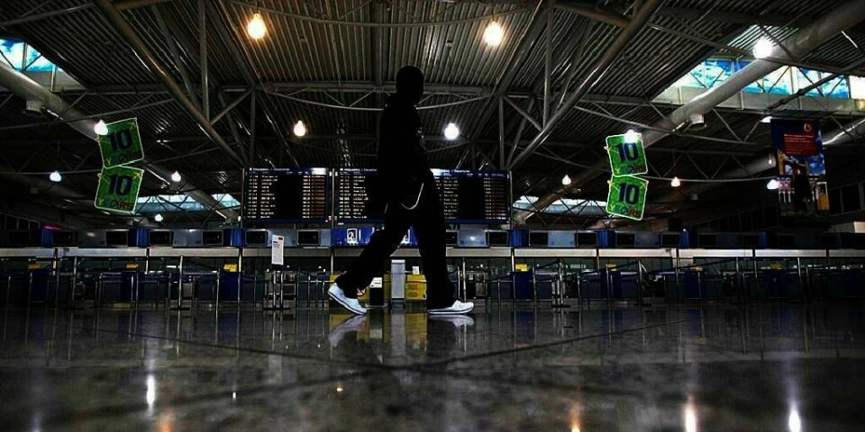 STREIKER: Det er tomt på flyplassen Eleftherios Venizelos i Hellas. Ansatte streiker. Det gjør også andre grekere. De er sinte på at regjeringen kutter i jobber og lønninger.
